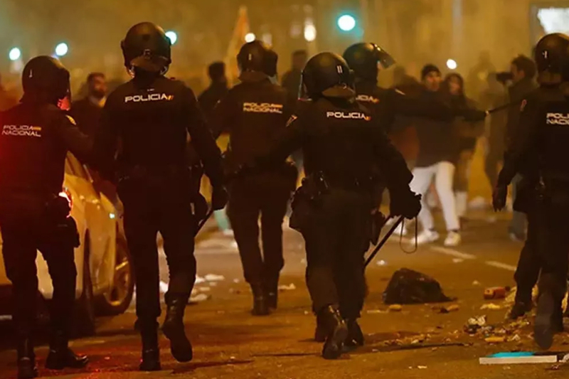 Un intento de indultar a los separatistas catalanes en España ha provocado el caos en las calles